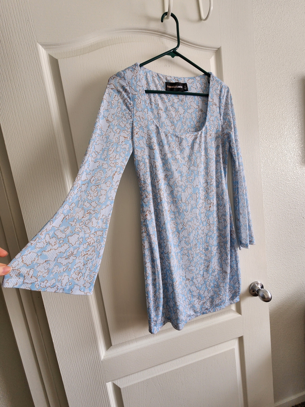 Gabrielle Union Light Blue Floral Long Sleeve Scoop Dress - Picture 2 of 4